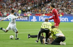 Wielki skandal w finale Ligi Mistrzów. Kibic przeszkodził Cristiano Ronaldo w strzeleniu gola