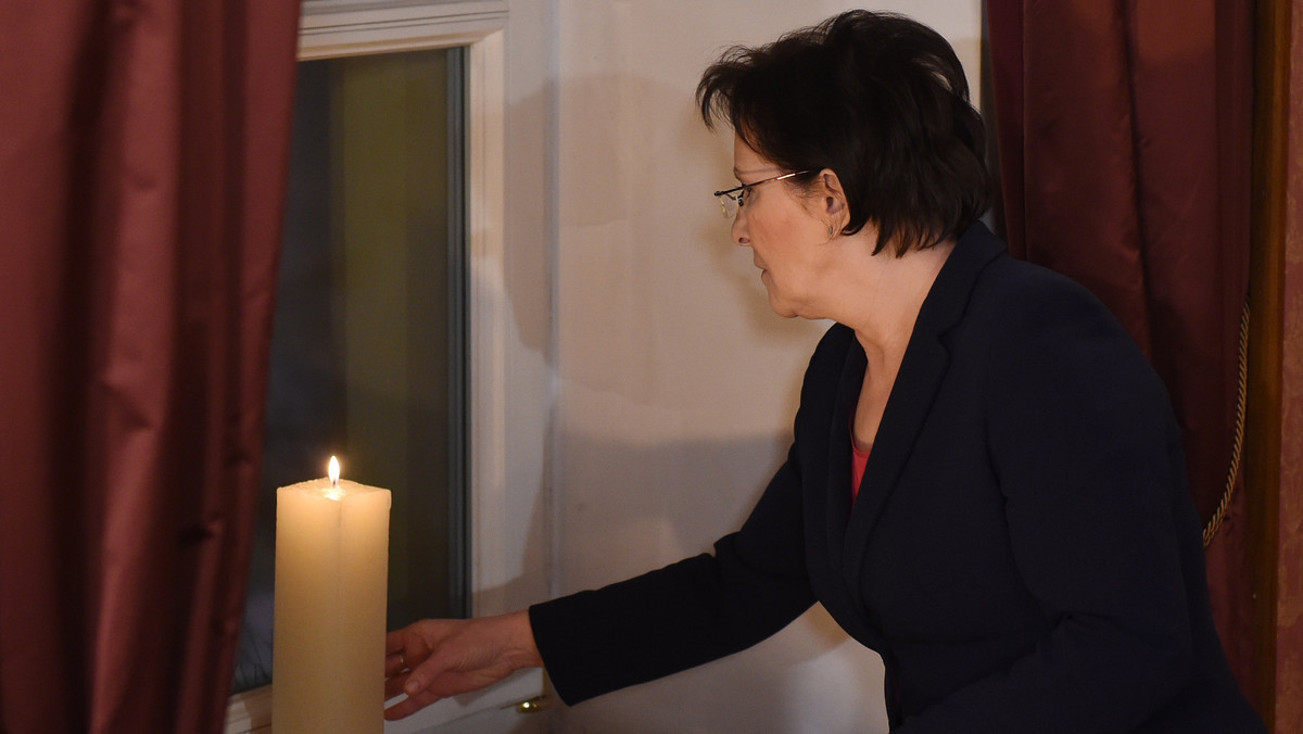 Premier Ewa Kopacz przybyła do Paryża, gdzie weźmie udział w polsko-francuskich konsultacjach międzyrządowych. Główne tematy piątkowych rozmów to sytuacja na Ukrainie i związane z tym sankcje wobec Rosji, kwestie bezpieczeństwa i współpraca obronna.