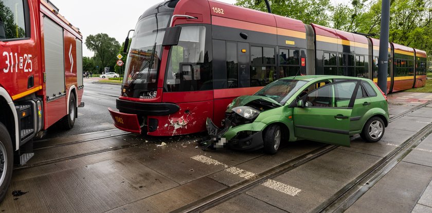 Wypadek z tramwajem na Wyszyńskiego przy Waltera Janke w Łodzi. Retkinia odcięta od Centrum. Są ranni i objazdy