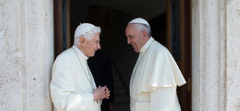 Niemieckie media o książce Benedykta XVI: Wbił Franciszkowi otwarcie nóż w plecy