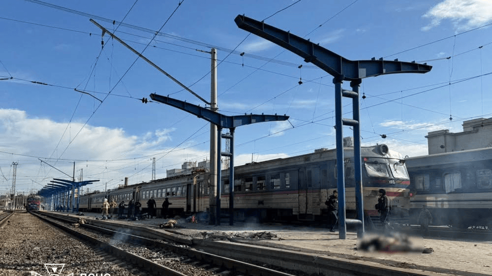 Následky ruského útoku na ukrajinské Dnipro.