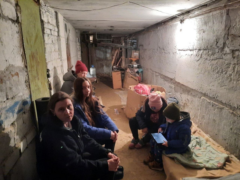 Dzieci wraz z opiekunami w ukraińskim schronie