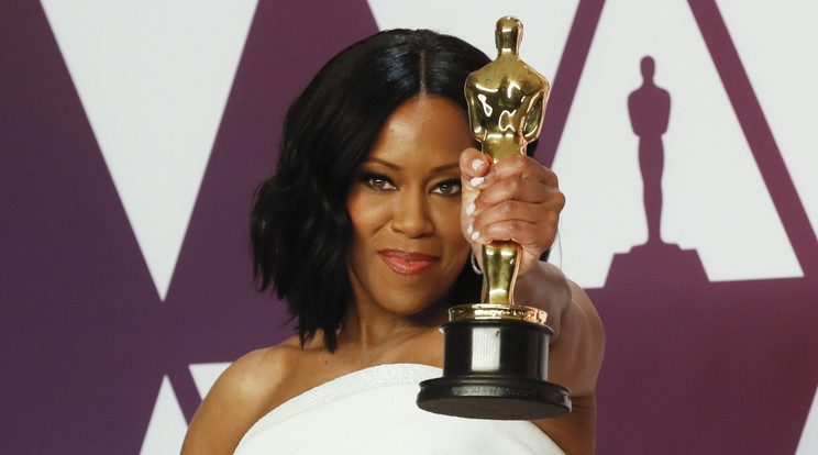 Regina King amerikai színésznő, miután átvette a legjobb női mellékszereplőnek járó díjat a 91. Oscar-gálán a Los Angeles-i Dolby Színházban 2019 február 24-én. King a Ha a Beale utca beszélni tudna című filmben nyújtott alakításáért részesült az elismerésben./ Fotó: MTI/EPA/Etienne Laurent