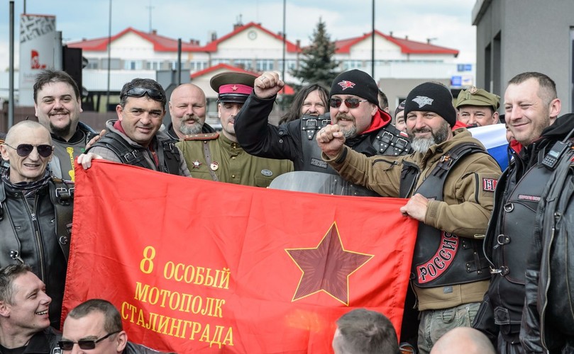 Członkowie klubu Nocne Wilki i prezes polskiego oddziału 'Nocnych Wilków' Dariusz Kaczmarczyk