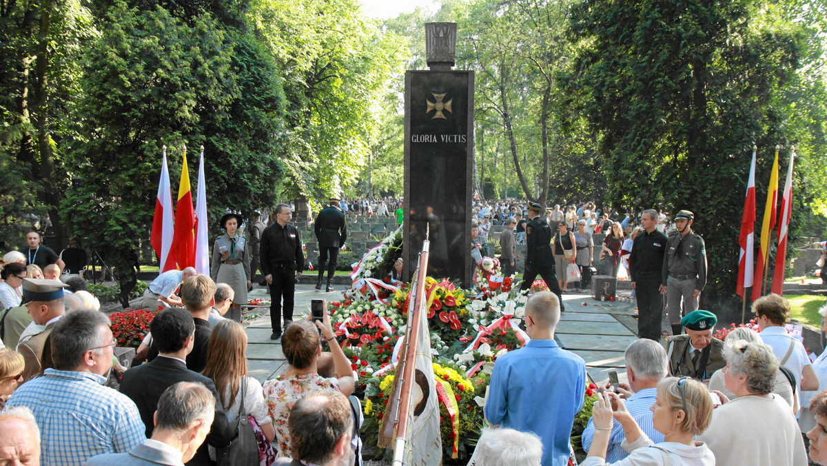69 lat temu, 1 sierpnia 1944 r., wybuchło powstanie warszawskie. W rocznicę tego wydarzenia, punktualnie o godzinie 17.00 — rozpoczynającej powstańcze walki godzinie "W" - rozpoczęły się uroczystości przed pomnikiem Gloria Victis na stołecznych Powązkach.