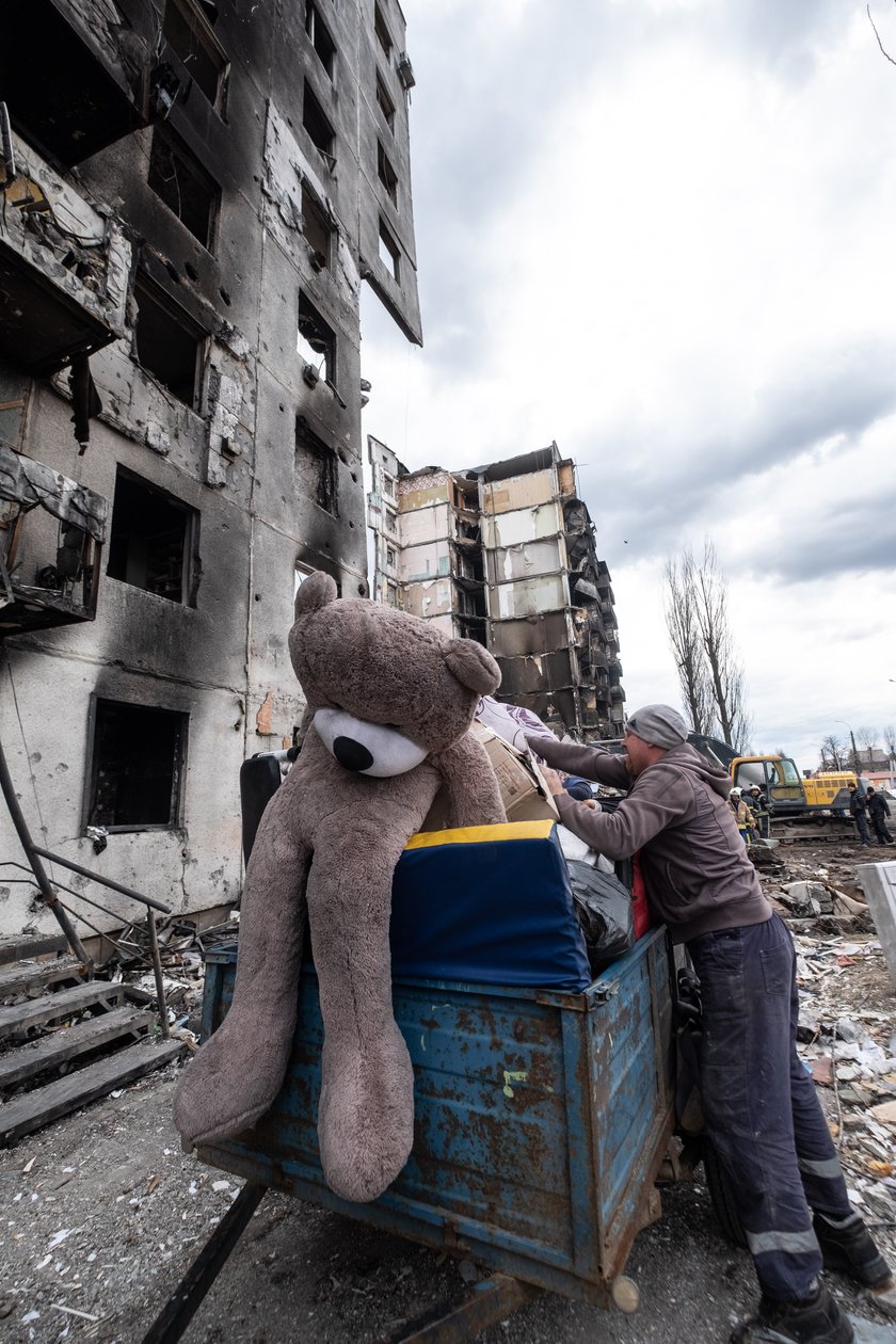 Pralka, materac, pościel, parę tobołków - tyle uratowali z mieszkania po wybuchu bomby