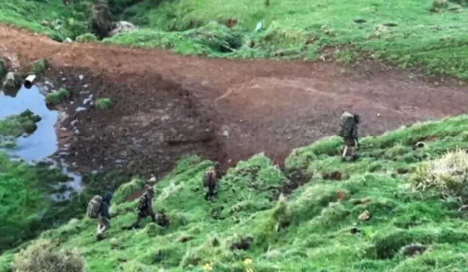 Tomas sa decom snimljen kako prolazi teško pristupačnim predelima