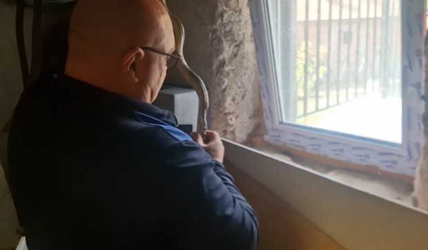 Vladica Stanković uhvatio zmiju koja je pokušala da izađe kroz prozor porodične kuće