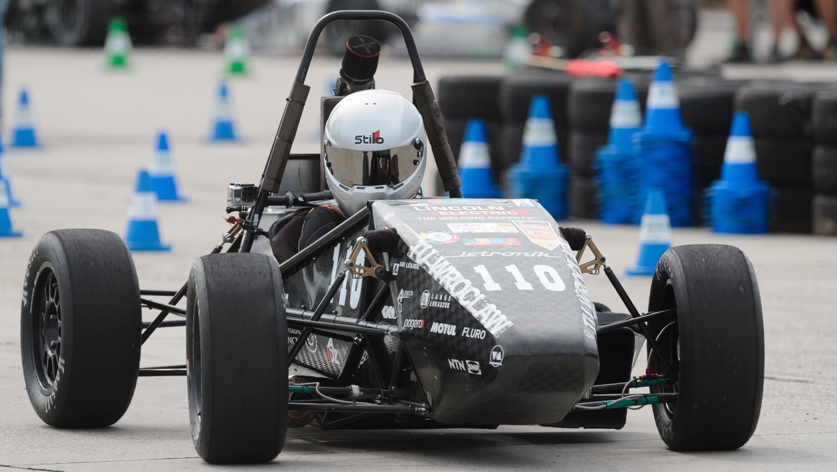 W weekend na torze Hockenheimring odbyły się międzynarodowe zawody Formula Student Germany. Stworzone przez studentów bolidy rywalizowały w kilku konkurencjach. Zespół z Politechniki Wrocławskiej uplasował się na 9. miejscu, a z Politechniki Poznańskiej na 24.