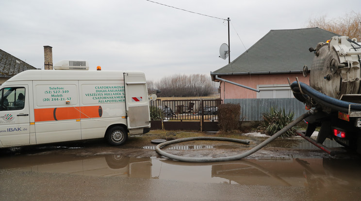 A vízügyisek mintát vettek a város csatornarendszeréből: két utcában kellett akciózniuk, mintegy kétszáz embert érintett a szivárgás /Fotó: Grnák László