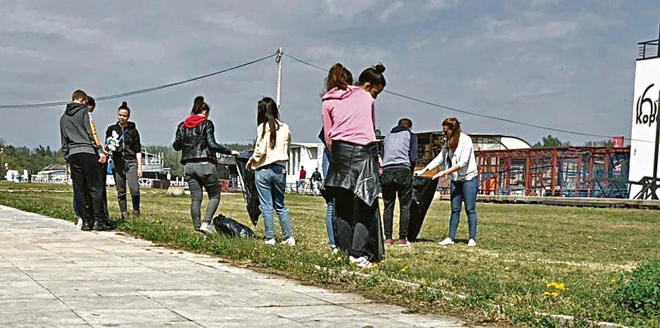 Jedan od poslova koji su učenici drage volje prihvatili jeste i čišćenje keja na Novom Beogradu, na šta su ponosni