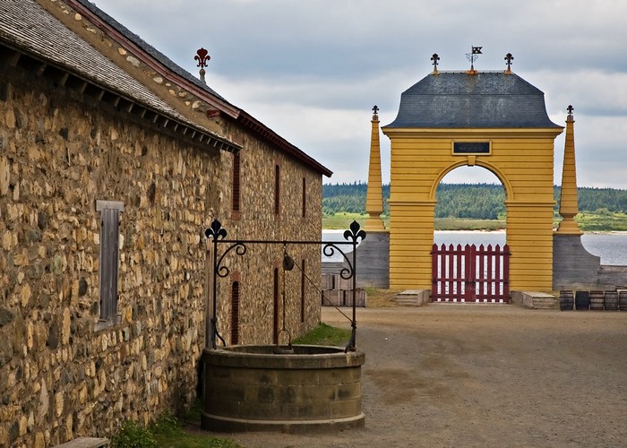 Twierdza w Louisburgu została zbudowana w 1720 na wyspie Cape Breton, północnym cyplu Nowej Szkocji obok osady Louisburg przez francuską administrację kolonialną.
