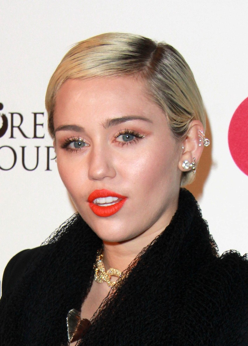 Spekulisalo se da je pevačica ubijena i zamenjena dvojnicom