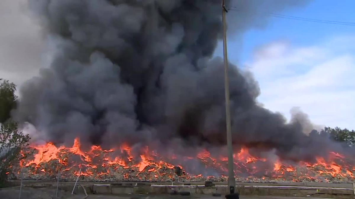 Wielki pożar odpadów w Wąchocku. Na miejscu 30 zastępów