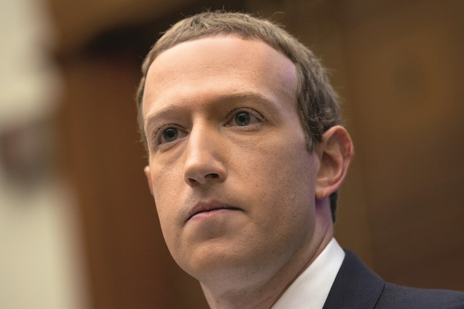 Mark Zuckerberg mierzy się obecnie z problemami, które były obce Facebookowi przez ostatnie 20 lat