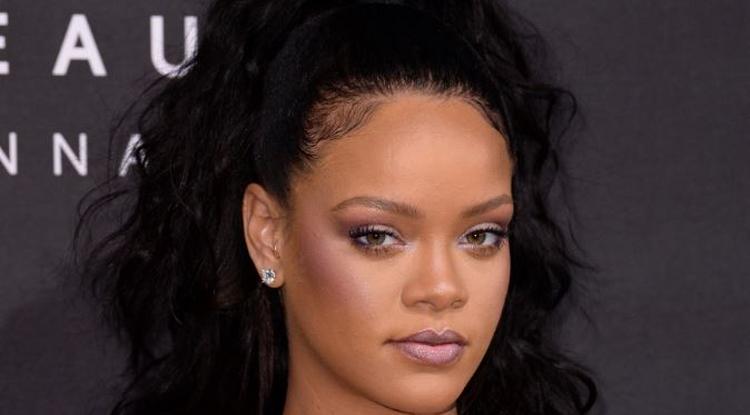 Meghökkentő szettben bulizott Rihanna