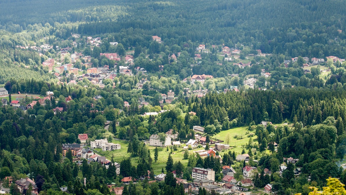 Poszukiwania konwoju ciężarówek, który miał zostać ukryty w 1945 w podziemnych pomieszczeniach, prowadzi w Szklarskiej Porębie (Dolnośląskie) Grupa Eksploracyjna Miesięcznika "Odkrywca".