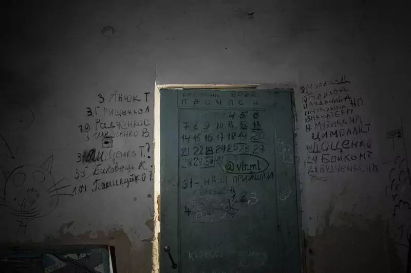 Na drzwiach i obok nich uwięzieni w piwnicy Ukraińcy wypisali nazwiska zmarłych i daty ich śmierci.
