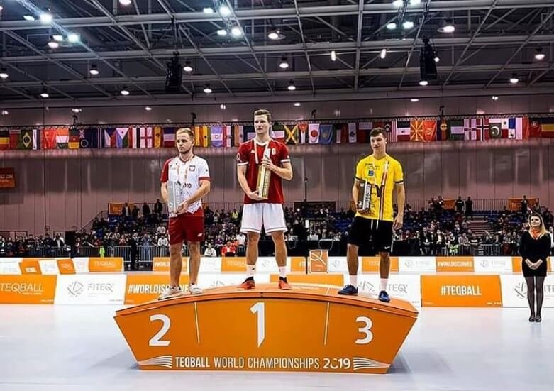 Adrian Duszak na podium mistrzostw świata (fot. arch. prywatne)