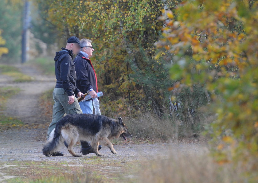 Kwaśniewski na spacerze z psem i ochroniarzem z BOR