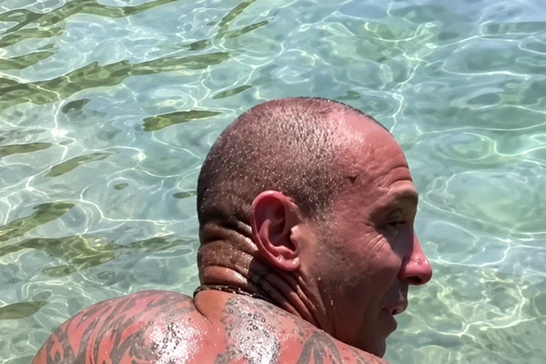Bio sam u Grčkoj, a kada sam IZAŠAO IZ MORA SA OVIM NA LEĐIMA ljudi su bežali od mene i vrištali: Snimak zbog kog je internet POLUDEO - jeziv i sladak u isto vreme