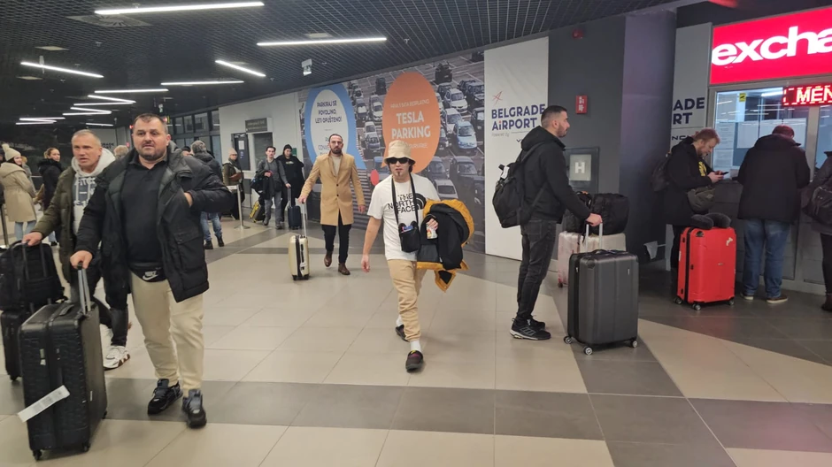 Rasta u papučama na aerodromu