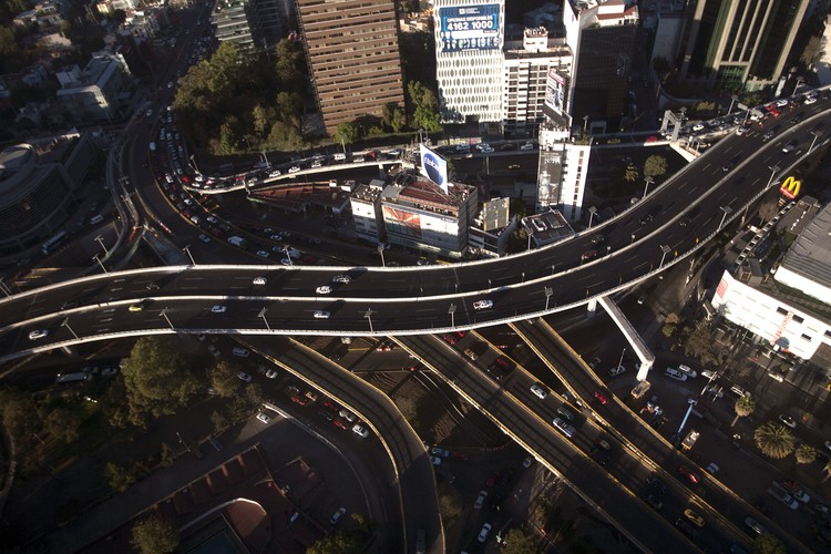 Aby zmniejszyć zanieczyszczenie powietrza władze wprowadziły program ‘hoy no circular’- dzień bez samochodu. Każdy samochód przez jeden dzień w tygodniu nie może wyjeżdżać na drogę. Dzień zakazu jest uzależniony od koloru tablicy rejestracyjnej. Niestety ten pomysł się nie sprawdza, ponieważ wiele rodzin ma więcej niż jeden samochód. Poza tym nawet, jeśli ktoś zostanie złapany przez policję, może z łatwością przekupić funkcjonariusza. 

Na zdjęciu: Ruch na obwodnicy Periferico w Meksyku