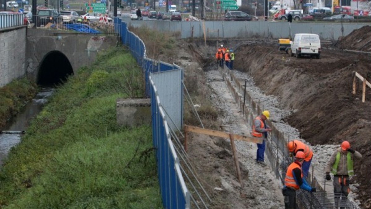 W czwartek wmurowany zostanie kamień węgielny pod budowę nowego skrzydła Galerii Olimp. Tempa nie zwalnia również najbliższy konkurent - Tarasy Zamkowe. Inwestor zabiera się za drogę dojazdową. Możliwe, że wprowadzi również zmiany w projekcie - informuje portal mmlublin.pl