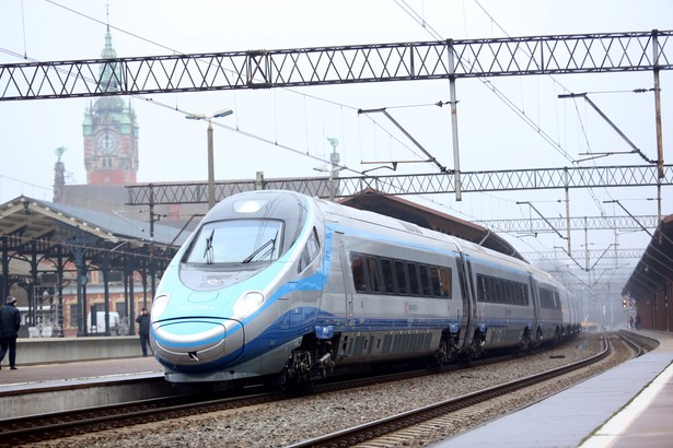 Pociąg Pendolino na stacji Gdańsk Główny, 5 bm. Pociąg Express InterCity Premium z dziennikarzami i ekspertami spółek Grupy PKP przejedzie dzisiaj trasą Warszawa-Gdańsk-Warszawa. (zuz) PAP/Leszek Szymański