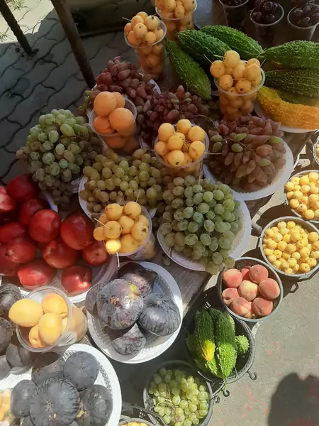 Owoce w Gruzji sprzedawane są na każdym rogu w opcji &quot;to go&quot;, czyli plastikowych kubeczkach