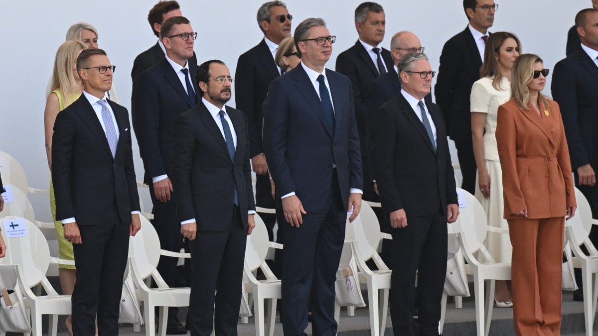 Vučić na vojnoj paradi u Francuskoj