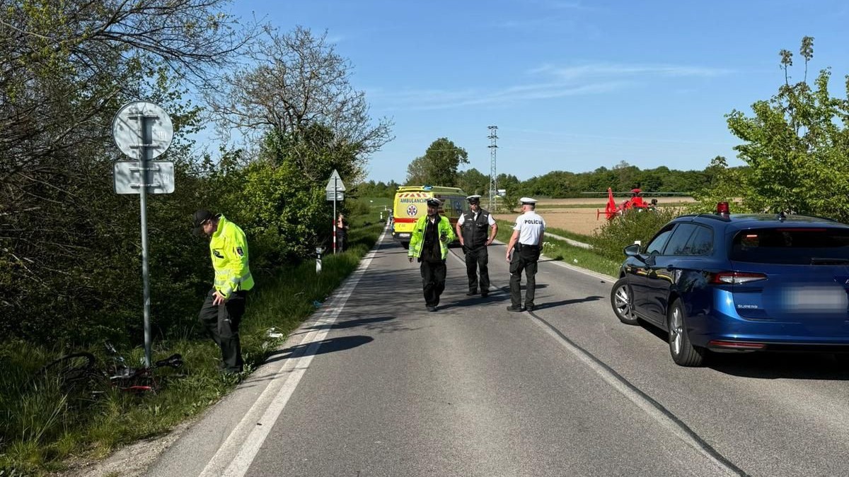 Na ceste tretej triedy zo zjazdu z diaľnice D4 v smere na Chorvátsky Grob časť Čierna voda došlo k nehode cyklistu a motorkára. 