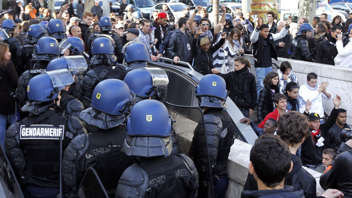 W wielu miastach Francji po raz kolejny w ostatnich dniach licealiści starli się z policją. W czasie manifestacji na przedmieściach Paryża płonęły samochody i doszło do zdemolowania centrum handlowego.