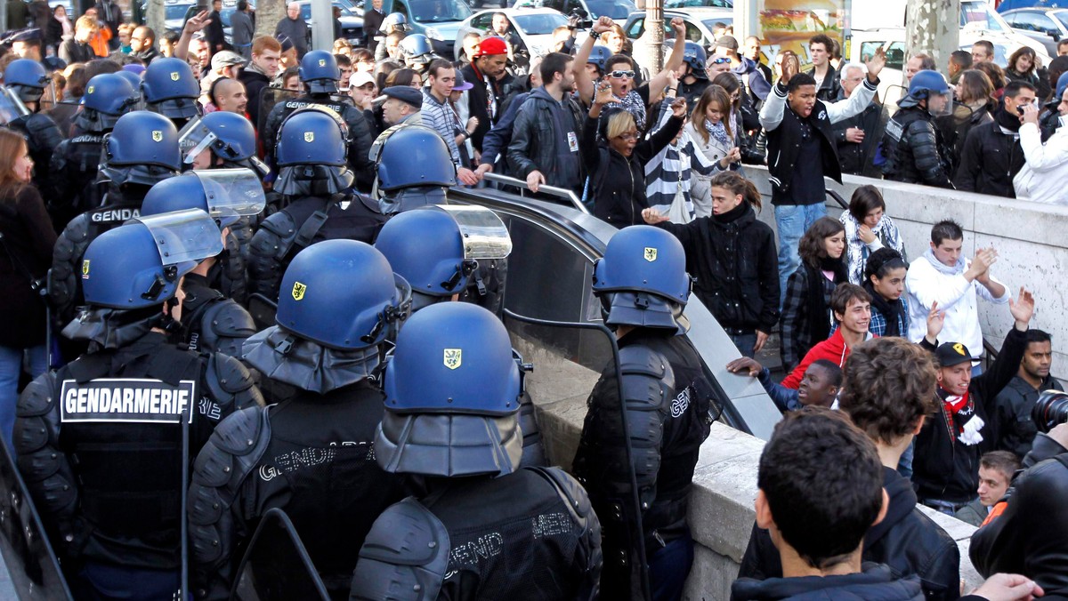 W wielu miastach Francji po raz kolejny w ostatnich dniach licealiści starli się z policją. W czasie manifestacji na przedmieściach Paryża płonęły samochody i doszło do zdemolowania centrum handlowego.