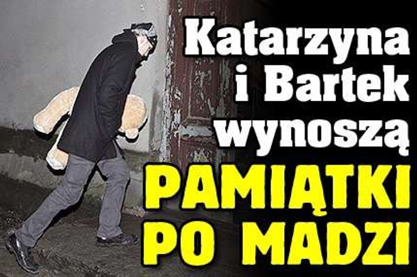 Katarzyna i Bartek wynoszą pamiątki po Madzi