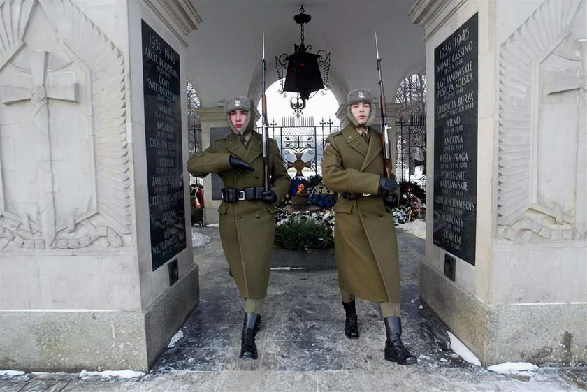 Zachcianka prezydenta? Żołnierze mają chodzić pod pomnikiem, a nie...