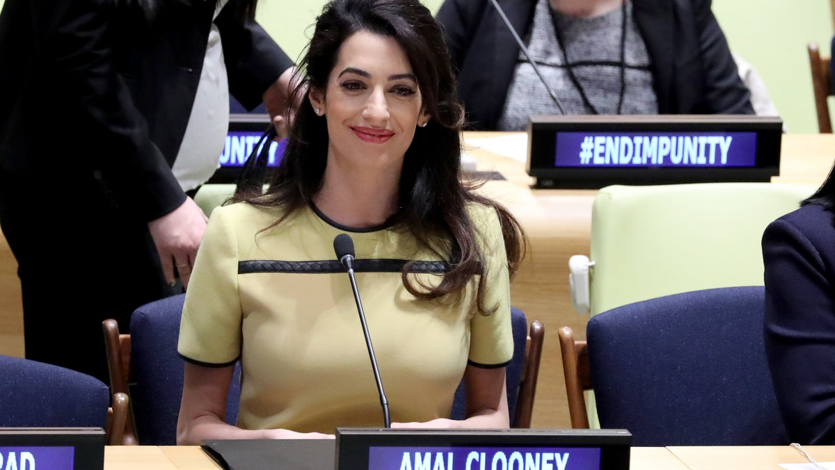 Amal Clooney wystąpiła w czwartek w ONZ. Część mediów skupiła się na jej ciążowych krągłościach w żółtej sukience, jednak prawniczka zasłużyła na uwagę ze znacznie poważniejszego powodu. Clooney wystosowała apel do władz Iraku i państw ONZ, aby powstrzymały zbrodnie dokonywane przez "Państwo Islamskie".