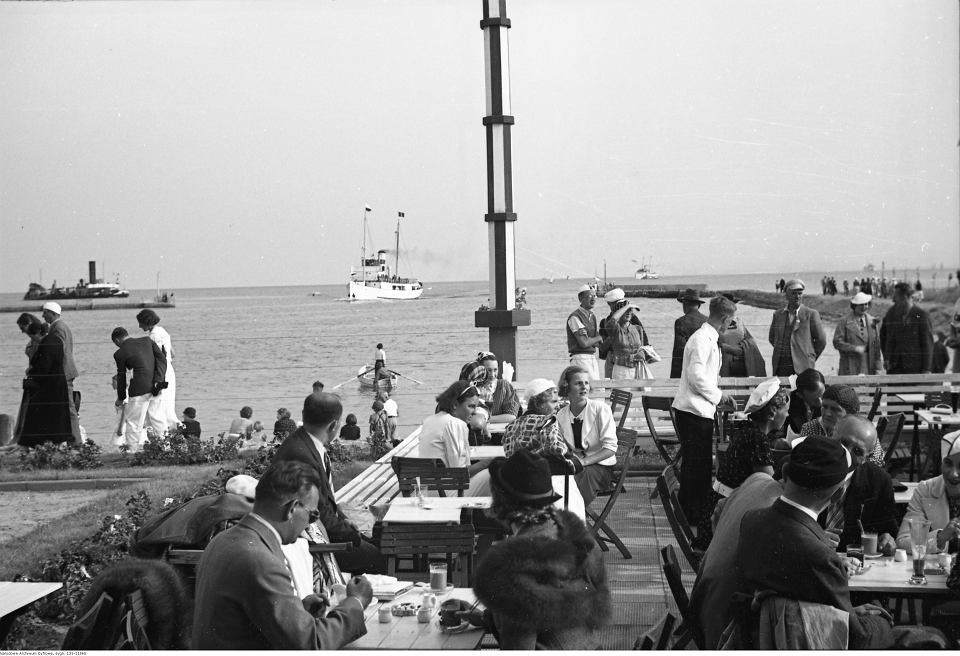 Stoliki kawiarniane na wolnym powietrzu na nabrzeżu, Jastarnia, 1937 r.