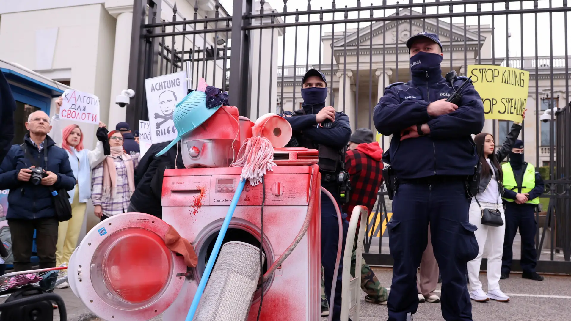 "Daj coś z worka dla orka". Przynieśli pralki i bieliznę przed ambasadę Rosji