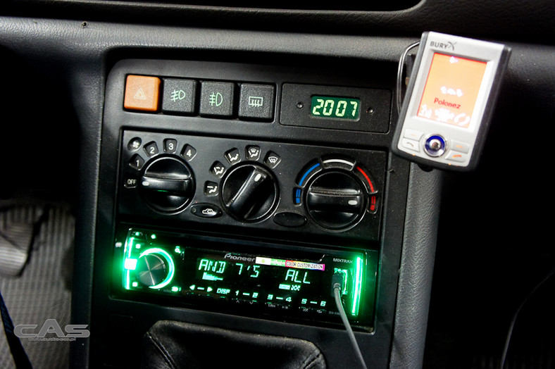 Nowe radio w miejsce starego: Pioneer z jakże pożądanym złączem USB.