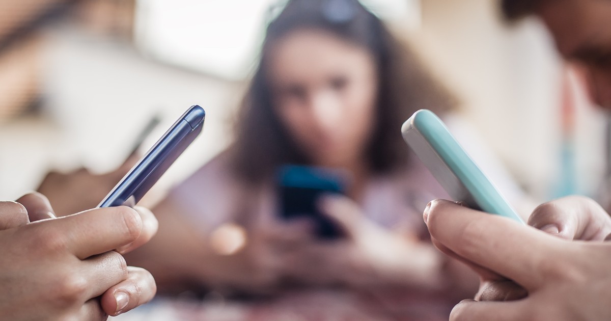 Samotność rzadko ma dziś postać pustego pokoju. Częściej jest pełna ekranów