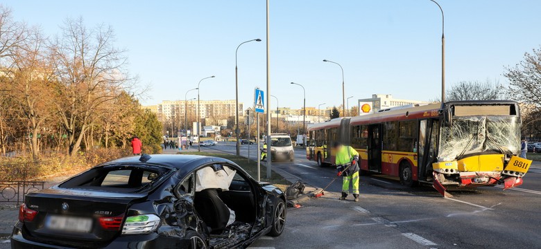 Warszawa: BMW wjechało w autobus miejski. Są ranni w stanie krytycznym