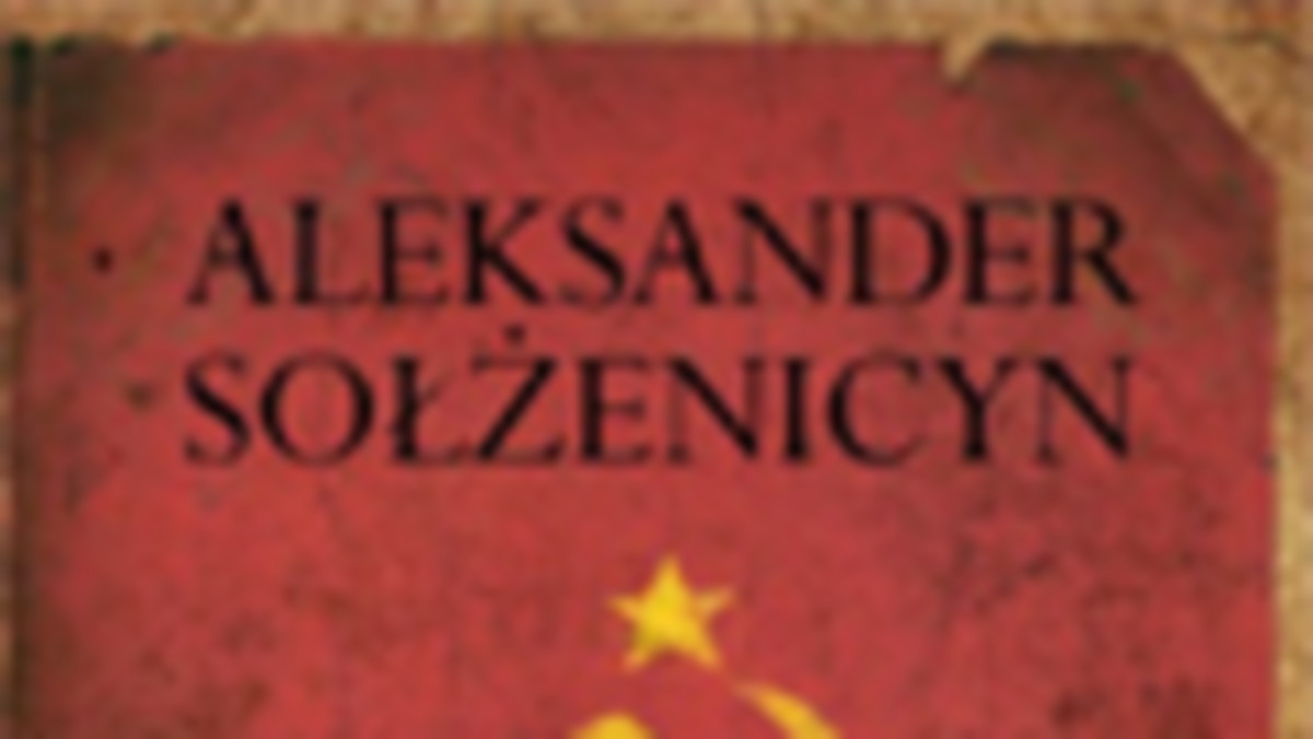 Droga biegła przez pagórkowatą okolicę, to wspinając się na wzgórza, to schodząc do wąwozów. Ani czoła kolumny, ani jej końca nie było widać, wydawało się, że nie ma ona ani początku, ani końca, podobnie jak ten majestatyczny step rozciągnięty nad Donem, pozbawionym odświeżających plam lasów. Obok taboru ze świstem i pokrzykiwaniem pędzili po szerokim stepie tabun objeżdżacze, siedzący na oklep na końskich grzbietach. I sunęło powolne niekończące się skrzypienie wozów. I pewnie właśnie tak koczowali na tym stepie Pieczyngowie i Połowcy — koło znali, wozy też robili z drewna i koń był oswojony — nic się nie zmieniło w ciągu tych ośmiu stuleci…