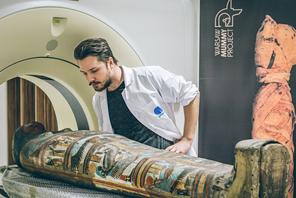 Wojciech Ejsmond z Warsaw Mummy Project podczas badania mumii tomografem komputerowym