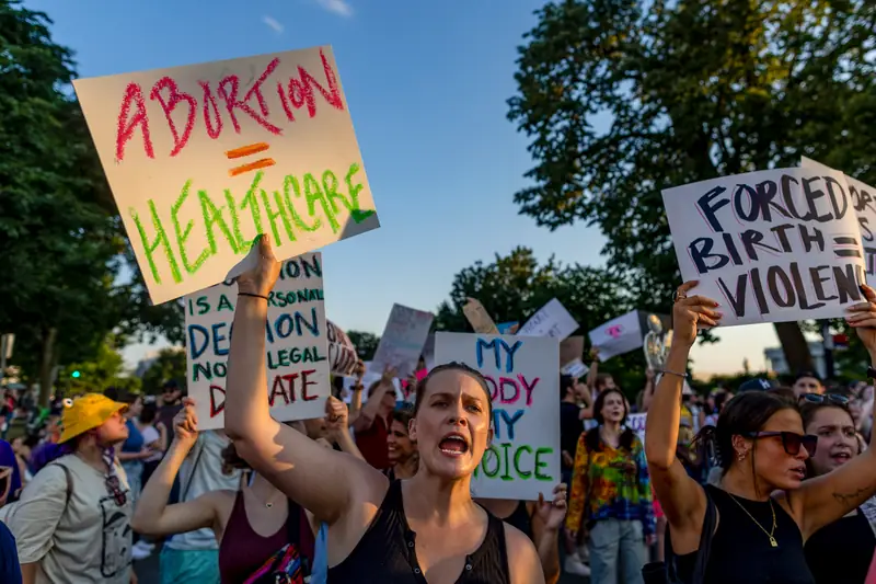 Protestujący, po obaleniu prawa Roe vs. Wade przed Sądem Najwyższym USA 25 czerwca 2022 r. w Waszyngtonie/Getty Images/ Tasos Katopodis/ Stringer