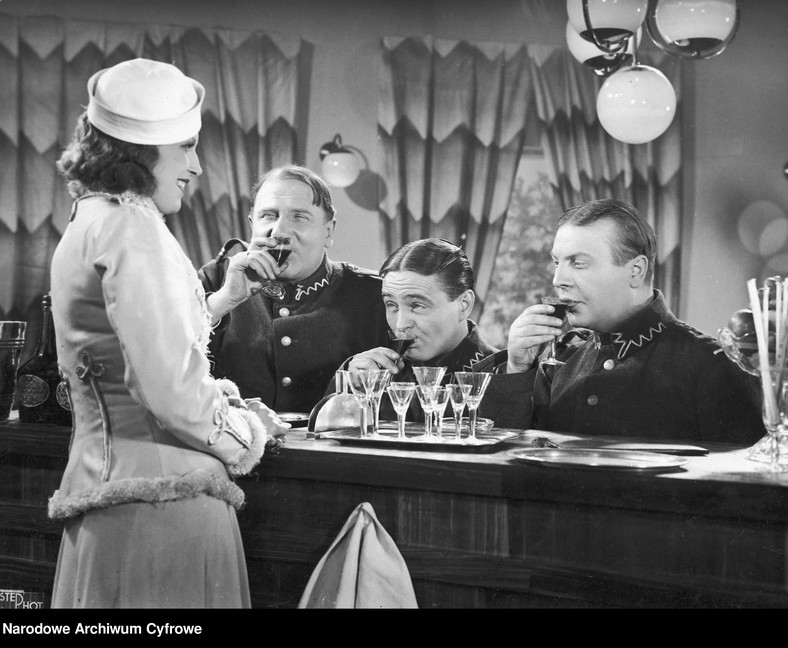 Stanisław Sielański (z pr.), Tola Mankiewiczówna, Władysław Walter i Adolf Dymsza w filmie "Parada rezerwistów" (1934)