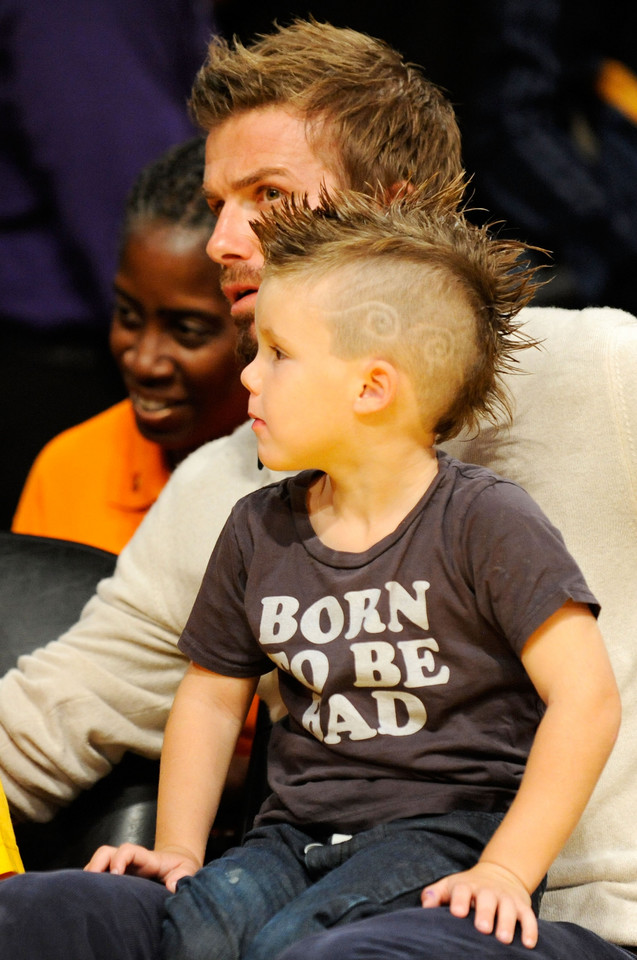 Cruz Beckham z tatą (2009 r.)