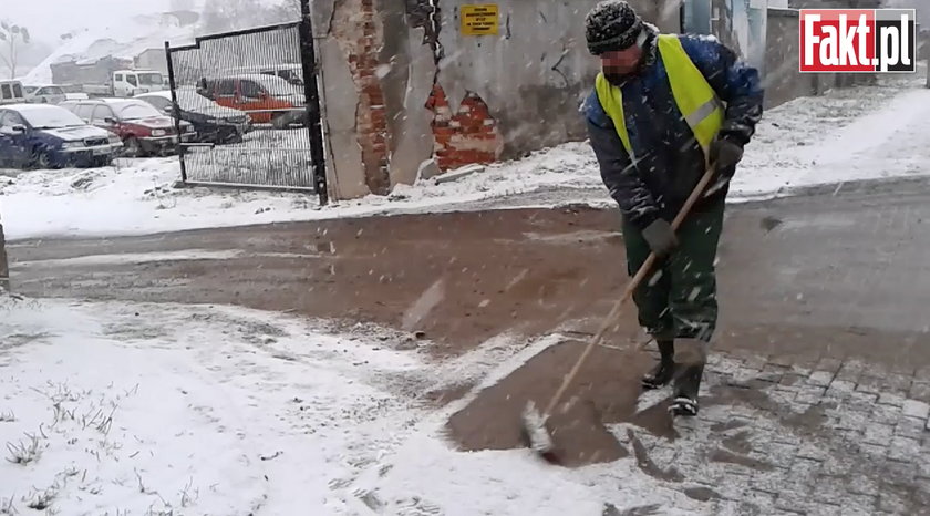 Można? Można! Robotnik czyści wyjazd z budowy