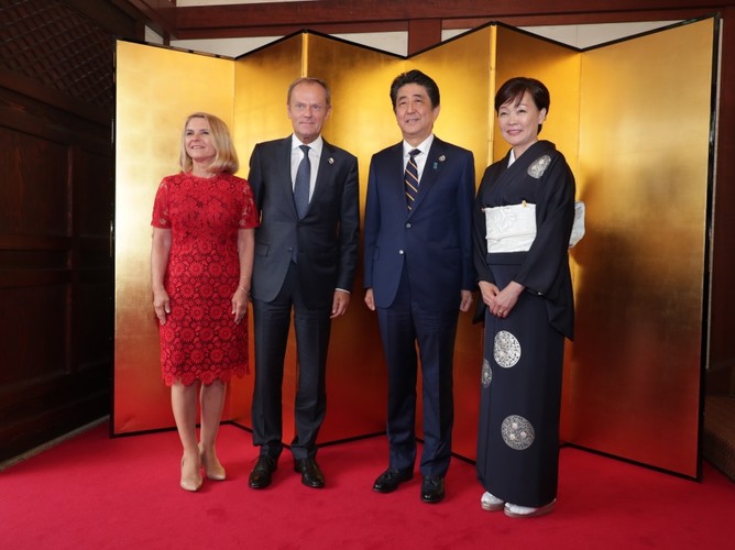 Małgorzata i Donald Tusk oraz premier Japonii Shinzo Abe z małżonką Akie