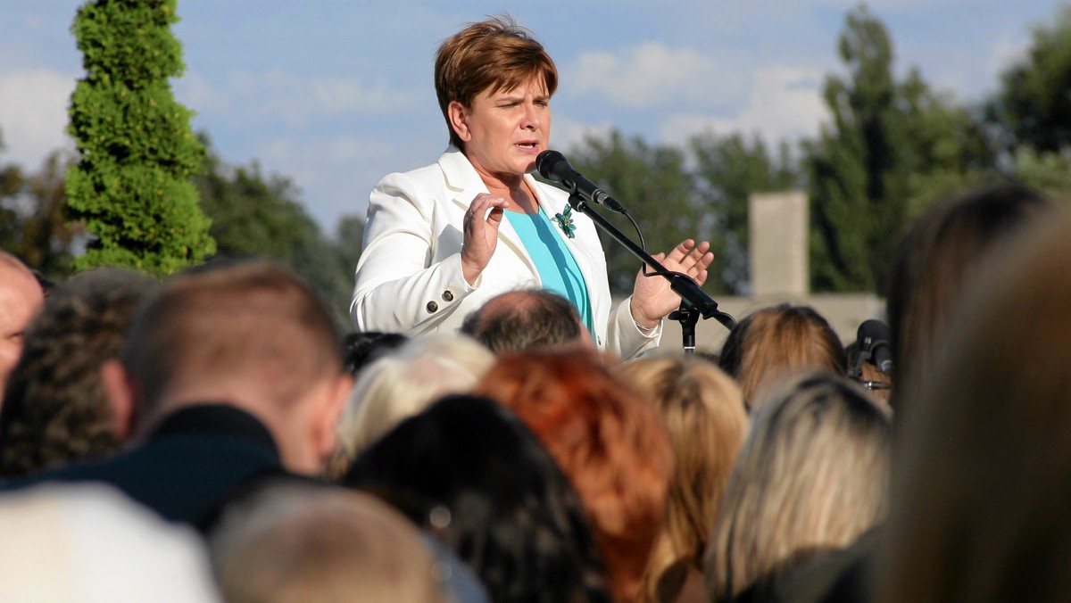 PO uważa, że spot z Beatą Szydło (PiS) narusza przepisy o finansowaniu kampanii wyborczej i zapowiadała złożenie w tej sprawie wniosku do prokuratury. Politycy PO powołują się przy tym na stanowisko PKW. Komisja podkreśla jednak, że ocena w tych sprawach nie należy do organów wyborczych, lecz sądów.